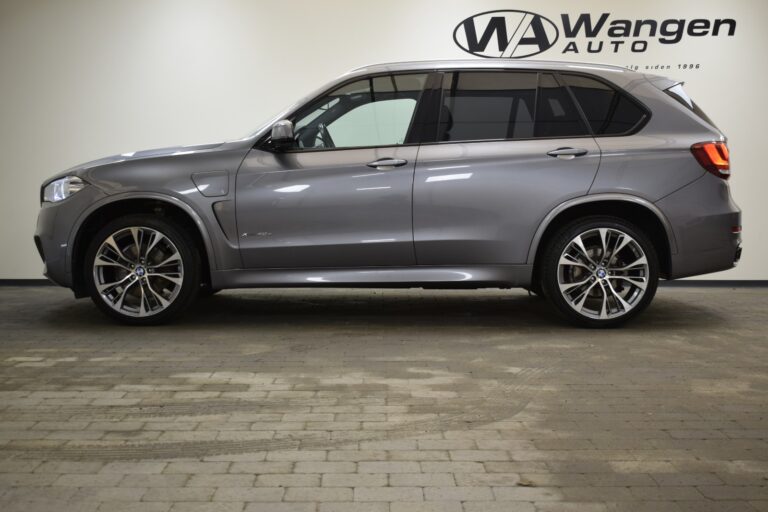 Side view of a gray SUV parked indoors, with "Wangen Auto" signage and logo visible on the wall behind the vehicle.