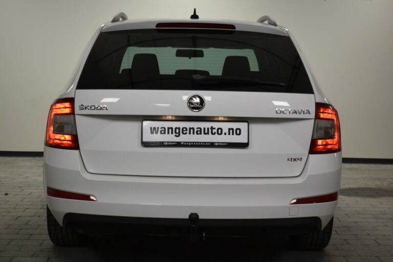 Rear view of a white Škoda Octavia 4x4 car with a visible license plate reading "wangenauto.no" in a well-lit indoor space.